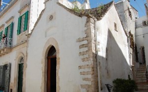 La chiesa come appariva a luglio 2012, prima della rimozione delle erbacce: la quantità di erba è notevolmente inferiore