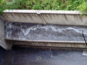 canale strapieno d'acqua