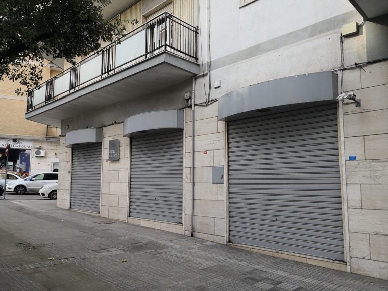 Svaligiano gioielleria, tutto in pochi minuti