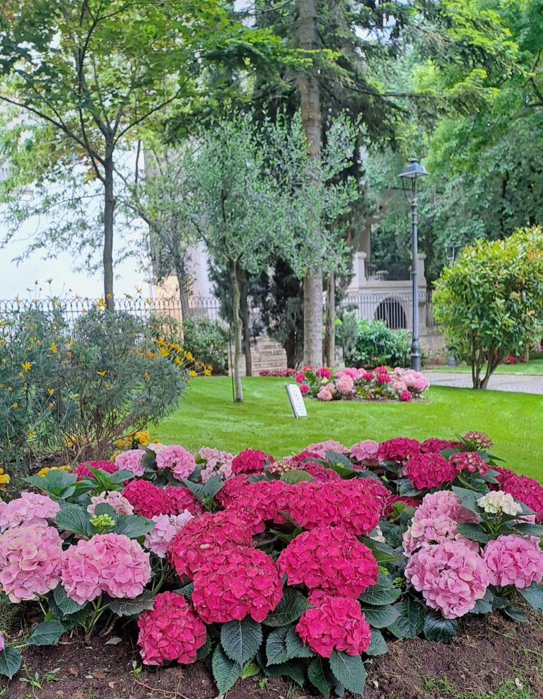 Villa Garibaldi in festa aiuole riqualificate e cittadini durante l'evento"