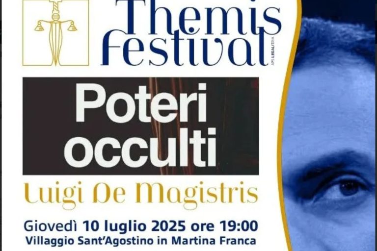 Luigi De Magistris durante la presentazione del libro “Poteri occulti” a Martina Franca
