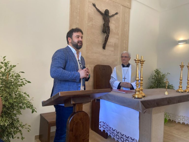 Facciata restaurata della Chiesa-Sala del commiato del cimitero durante la cerimonia inaugurale