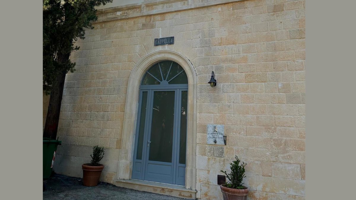 Cimitero comunale con nuovi portafiori installati dopo i furti