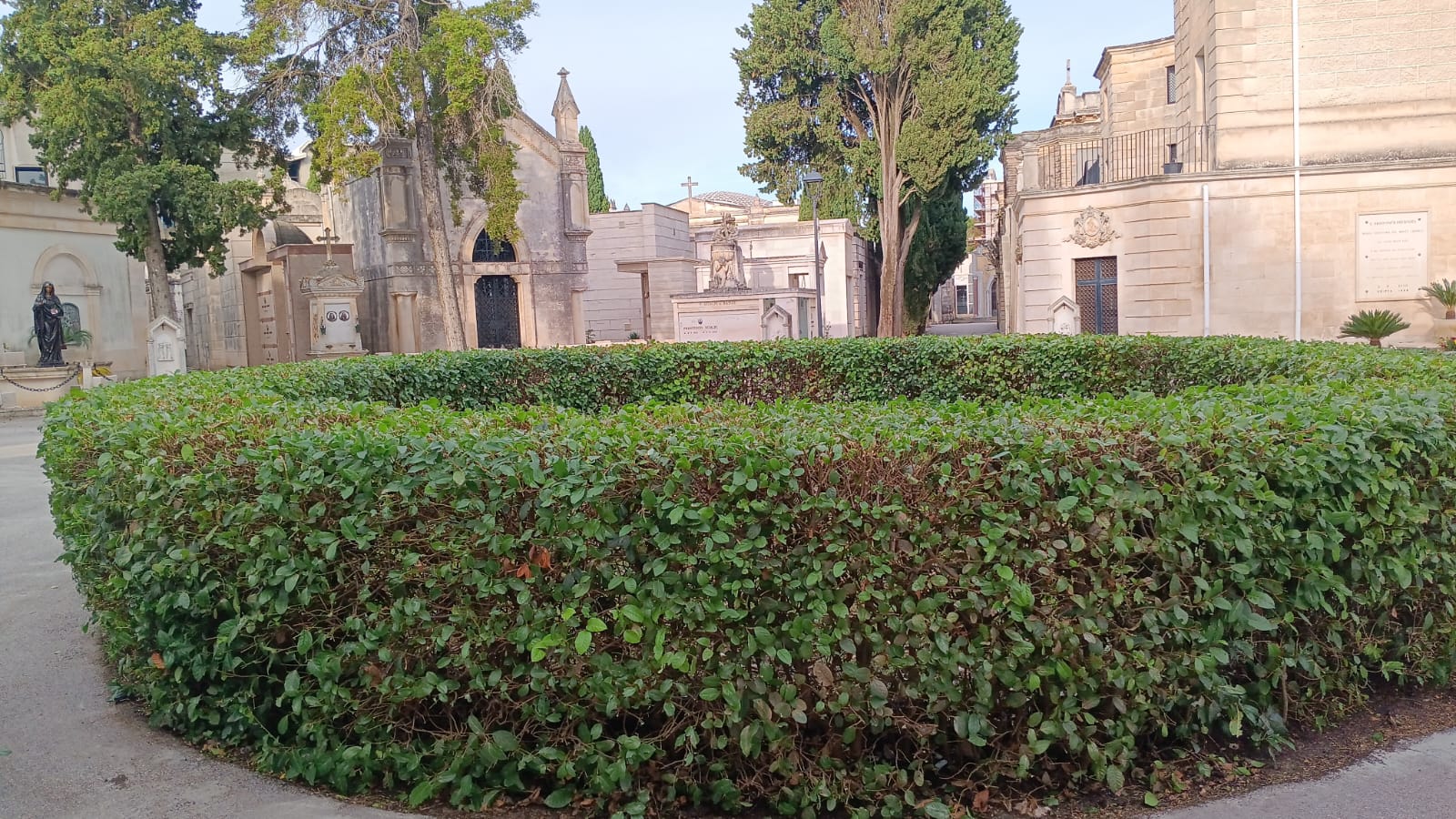 Ingresso del cimitero comunale durante la Commemorazione dei Defunti”