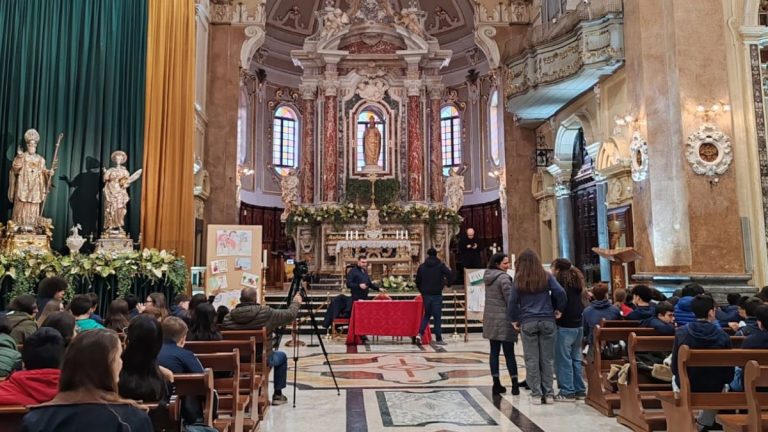 “Celebrazioni Giubileo 2025 nella Basilica di San Martino durante la giornata martiniana