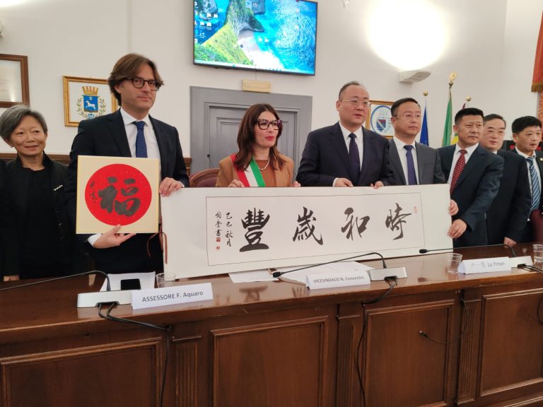 Firma del protocollo d’intesa Martina Franca Longkou durante la cerimonia ufficiale