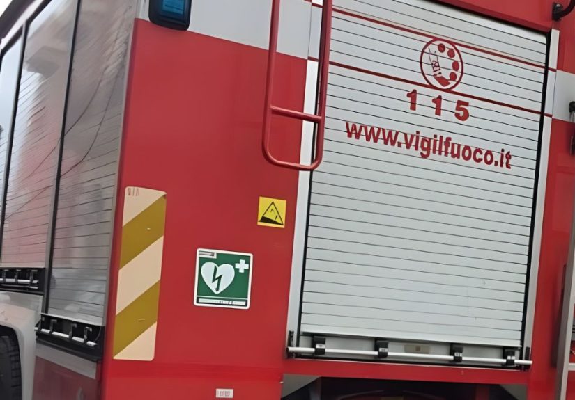 Auto in fiamme a Martina Franca nel centro urbano con intervento dei vigili del fuoco