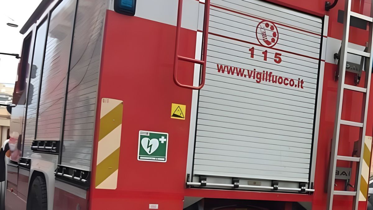 Auto in fiamme a Martina Franca nel centro urbano con intervento dei vigili del fuoco