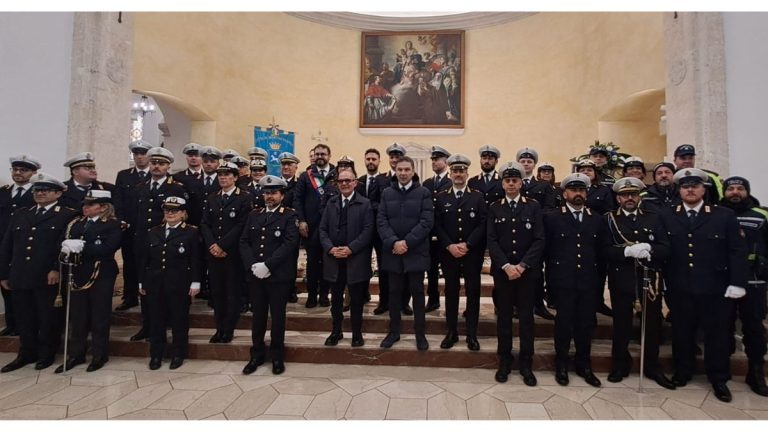 Martina Franca, Festa della Polizia Locale: consegna degli encomi agli agenti in divisa durante la cerimonia.