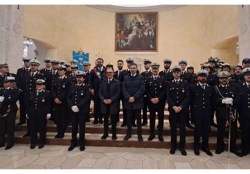 Martina Franca, Festa della Polizia Locale: consegna degli encomi agli agenti in divisa durante la cerimonia.