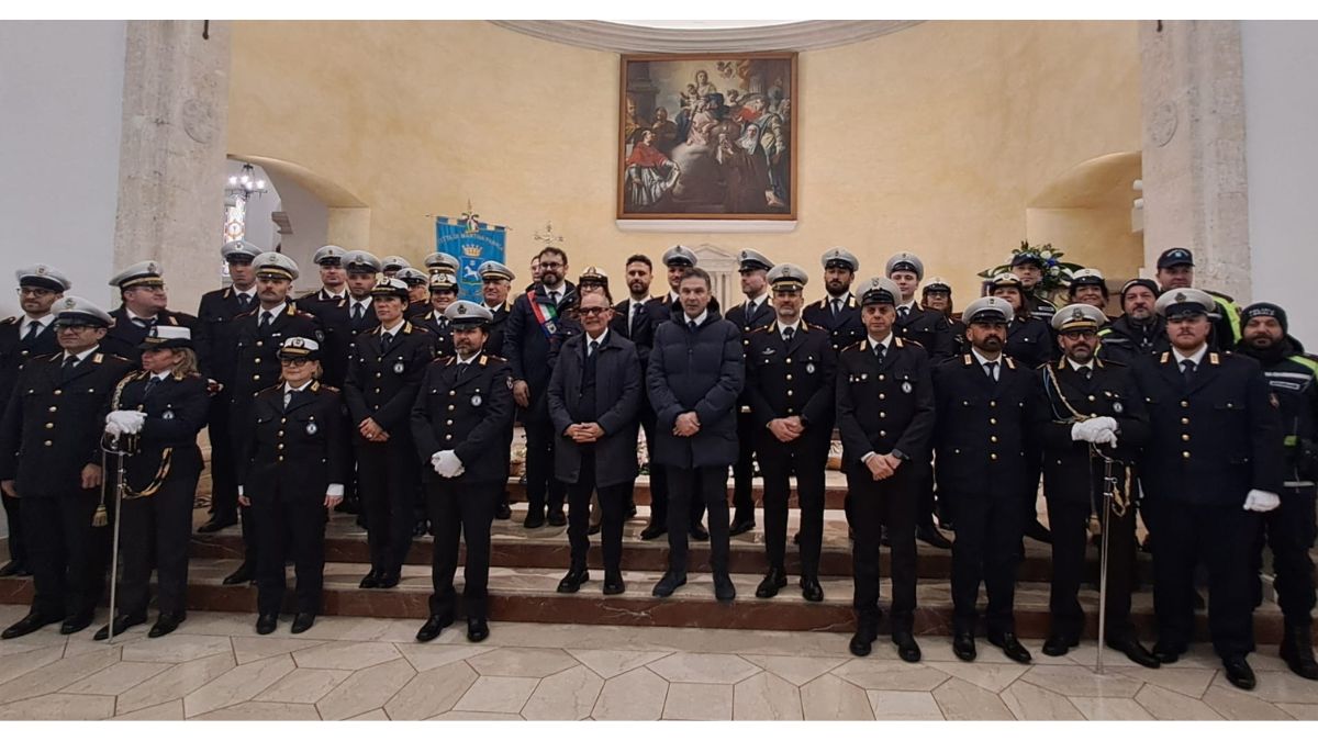 Martina Franca, Festa della Polizia Locale: consegna degli encomi agli agenti in divisa durante la cerimonia.