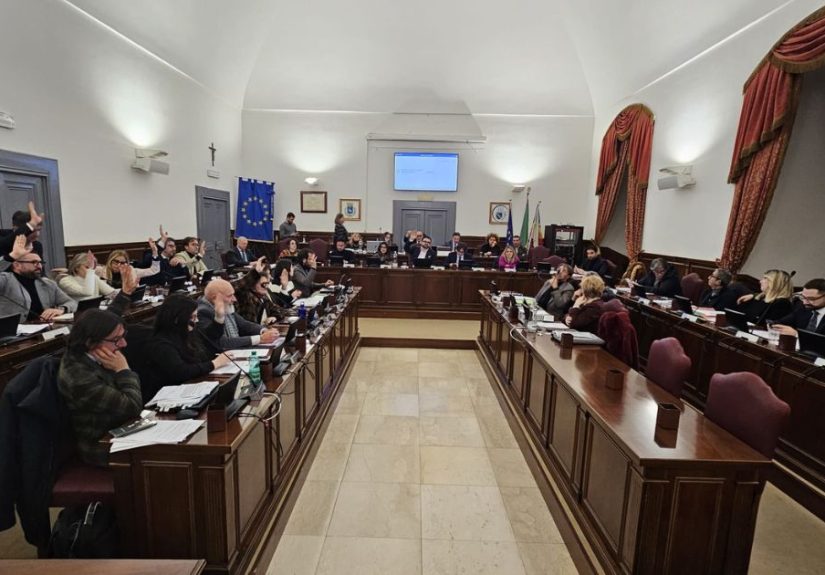 Consiglio comunale di Martina Franca durante approvazione del bilancio di previsione 2026