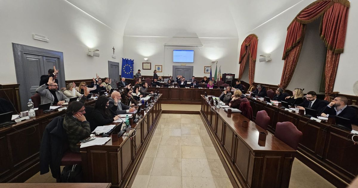 Consiglio comunale di Martina Franca durante approvazione del bilancio di previsione 2026