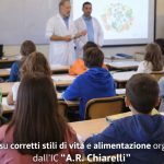 Prevenzione alimentazione scuola alunni in classe durante un incontro educativo (immagine a scopo illustrativo)