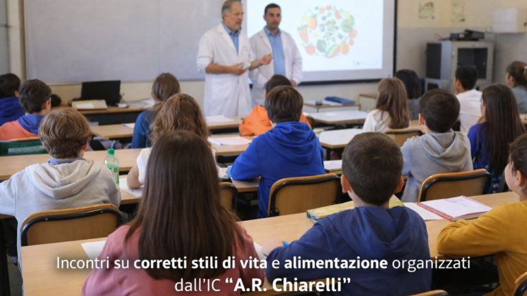 Prevenzione alimentazione scuola alunni in classe durante un incontro educativo (immagine a scopo illustrativo)