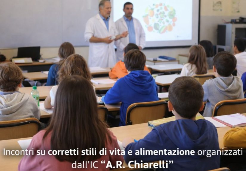 Prevenzione alimentazione scuola alunni in classe durante un incontro educativo (immagine a scopo illustrativo)