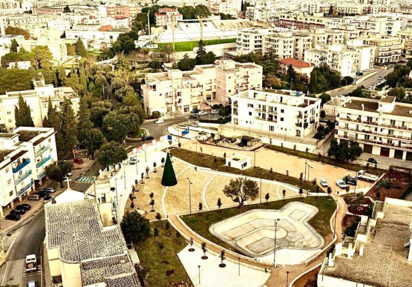 Pubblica illuminazione nella nuova piazza del quartiere Madonna della Sanità