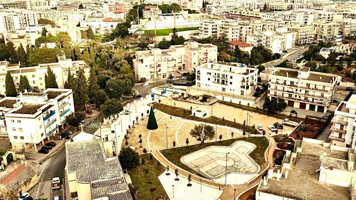 Pubblica illuminazione nella nuova piazza del quartiere Madonna della Sanità