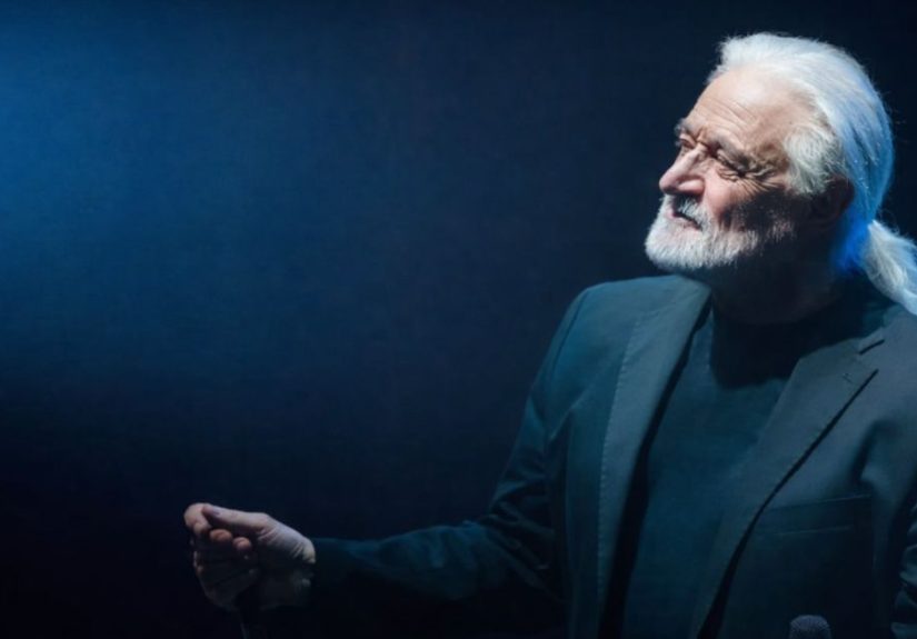 Amedeo Minghi a Martina Franca durante il concerto al Teatro Nuovo premiato dal Comune