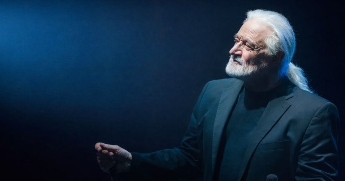 Amedeo Minghi a Martina Franca durante il concerto al Teatro Nuovo premiato dal Comune