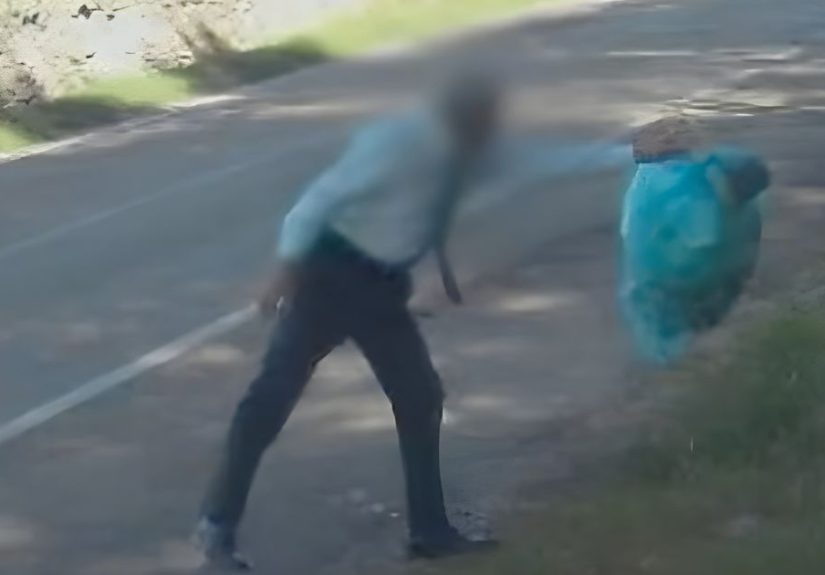 Fototrappola riprende sacchetto di rifiuti abbandonato lungo una strada a Martina Franca (1)