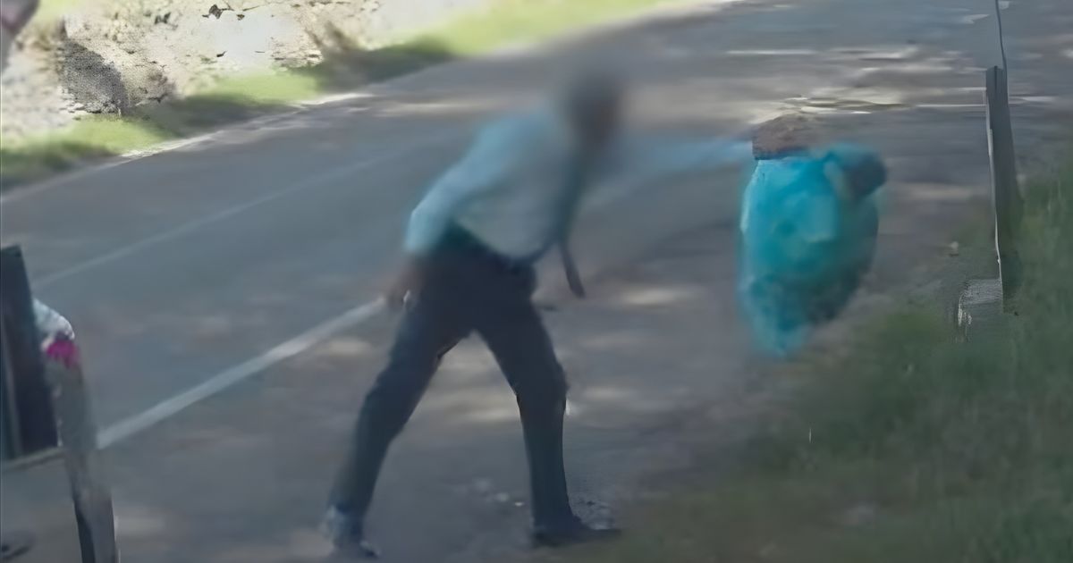 Fototrappola riprende sacchetto di rifiuti abbandonato lungo una strada a Martina Franca (1)