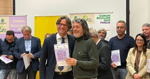 L’assessore Francesco Aquaro ritira a Bari il premio Comuni Ricicloni 2025 per Martina Franca