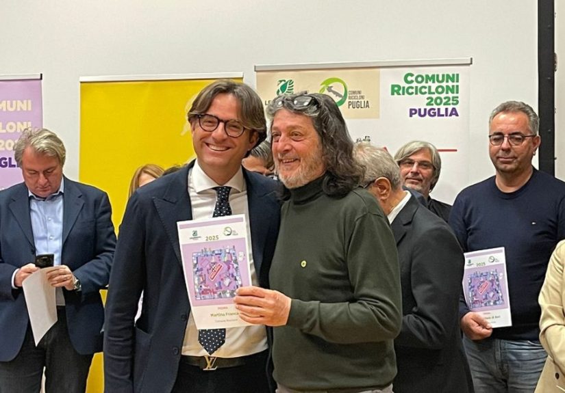 L’assessore Francesco Aquaro ritira a Bari il premio Comuni Ricicloni 2025 per Martina Franca