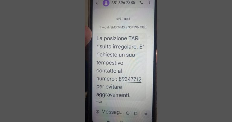 Alt text truffa SMS TARI su smartphone con messaggio ingannevole