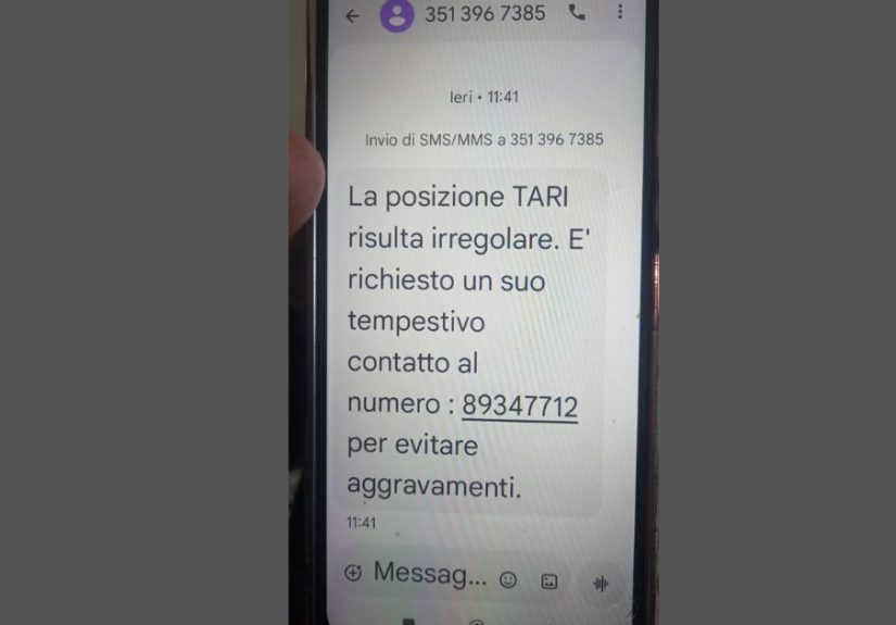 Alt text truffa SMS TARI su smartphone con messaggio ingannevole