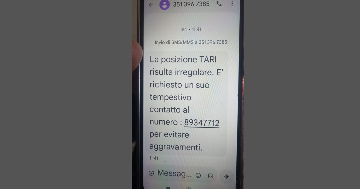 Alt text truffa SMS TARI su smartphone con messaggio ingannevole