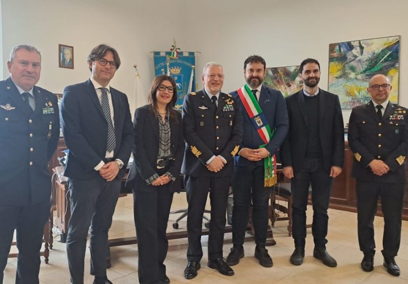 Il 16° Stormo resta a Martina Franca, incontro a Palazzo Ducale tra il sindaco Palmisano e il generale Antonio Conserva