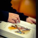 Nati per Leggere a Martina Franca nella Biblioteca di Comunità durante una lettura condivisa con bambini e famiglie