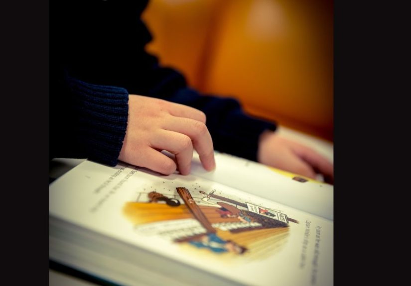 Nati per Leggere a Martina Franca nella Biblioteca di Comunità durante una lettura condivisa con bambini e famiglie
