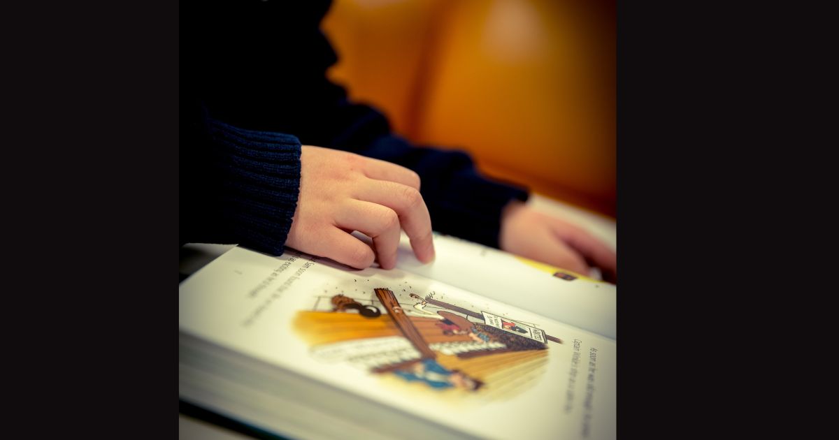 Nati per Leggere a Martina Franca nella Biblioteca di Comunità durante una lettura condivisa con bambini e famiglie