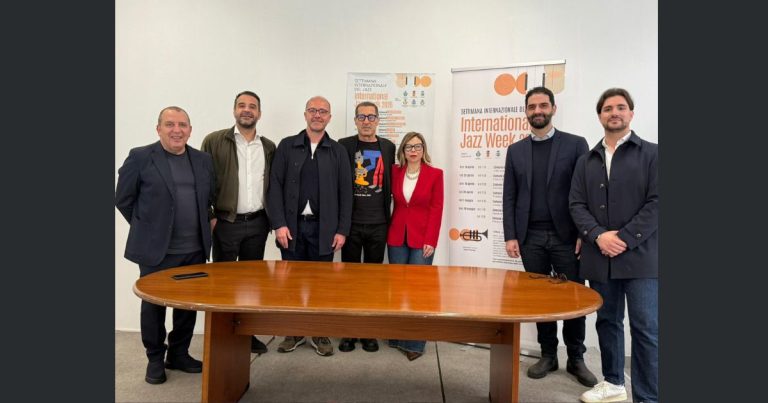 Pubblico e musicisti per la Giornata Internazionale del Jazz a Martina Franca in piazza XX Settembre