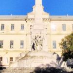 monumento e corona di fiori in piazza Vittorio Veneto