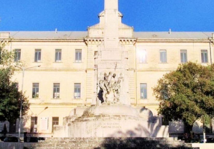 monumento e corona di fiori in piazza Vittorio Veneto