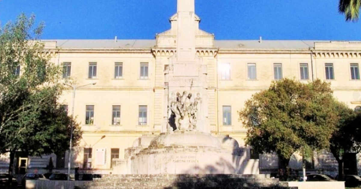 monumento e corona di fiori in piazza Vittorio Veneto