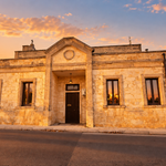 Edificio in pietra al tramonto mediterraneo