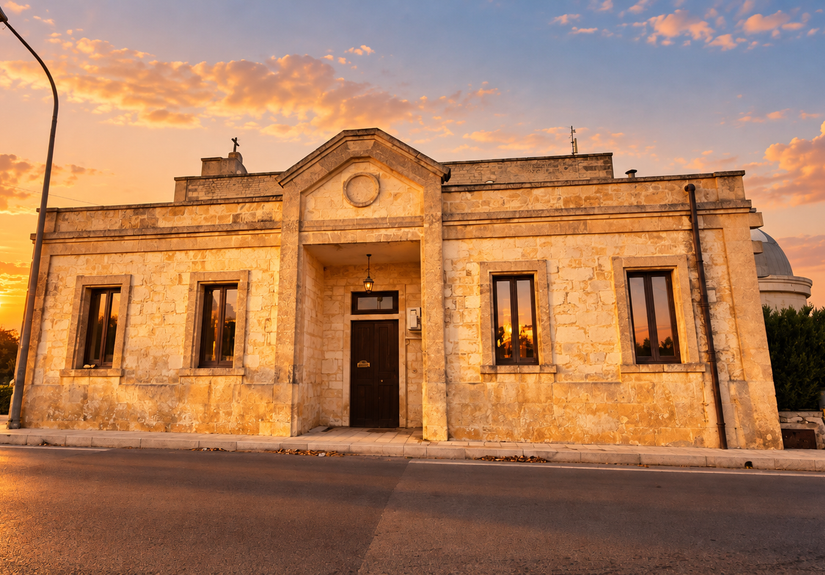 Edificio in pietra al tramonto mediterraneo