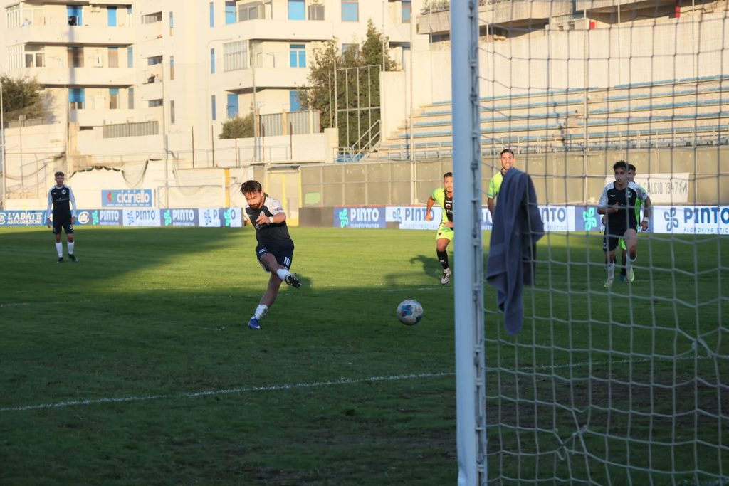Silvestro su calcio di rigore porta il Martina in Vantaggio (Foto Paolo Conserva
